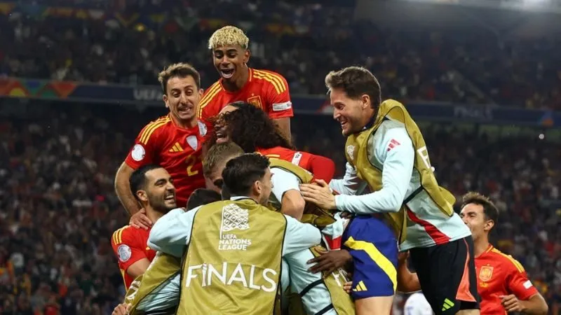 Bóng đá Tây Ban Nha kỹ thuật đỉnh cao, kiểm soát bóng vượt trội